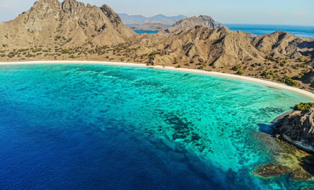 ¿Qué ver y hacer en Komodo? Visitar Playas, Dragones y Buceo